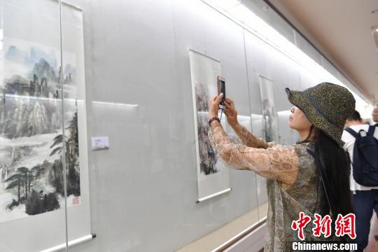 民眾參觀展覽,?！“苍?攝
