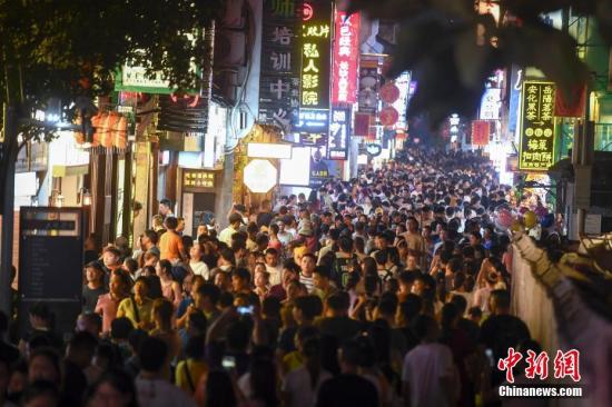 資料圖：湖南長沙太平老街人山人海,，夜經(jīng)濟(jì)火爆,。<a target='_blank' href='http://www.chinanews.com/'>中新社</a>記者 楊華峰 攝