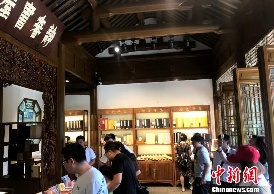 圖為揚州瘦西湖雕版文化館游人如織,?！〈藜衙?攝
