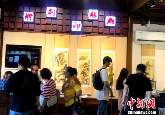 圖為中外游客近距離感受非遺文化,。　崔佳明 攝
