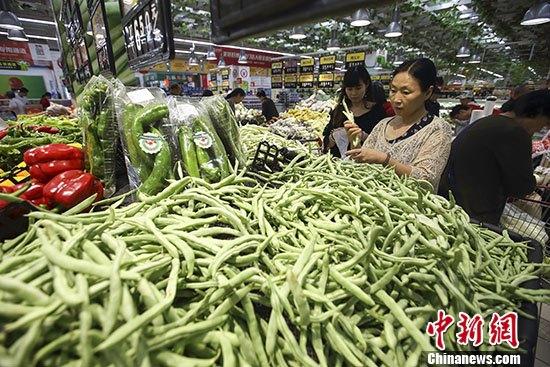 圖為民眾在山西太原一超市選購(gòu)蔬菜,。 <a target='_blank' href='http://www.chinanews.com/'>中新社</a>記者 張?jiān)?攝
