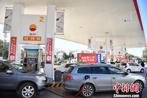 資料圖：汽車在油站加油,。<a target='_blank' href='http://www.chinanews.com/'>中新社</a>記者 劉冉陽 攝