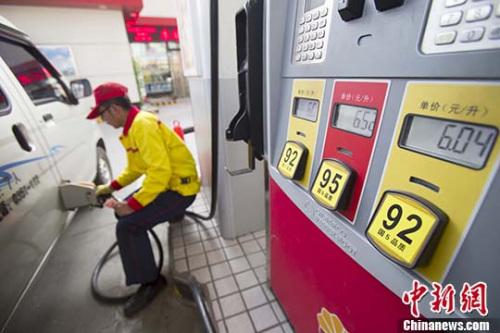 資料圖：山西太原,，加油站工作人員給車輛加油。 <a target='_blank' href='http://www.chinanews.com/'>中新社</a>記者 張?jiān)?攝