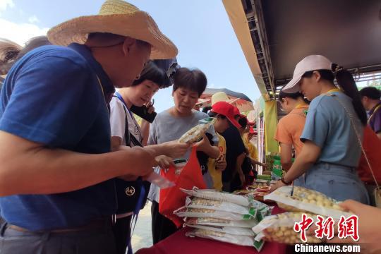 展銷現(xiàn)場,。　嚴士冬 攝