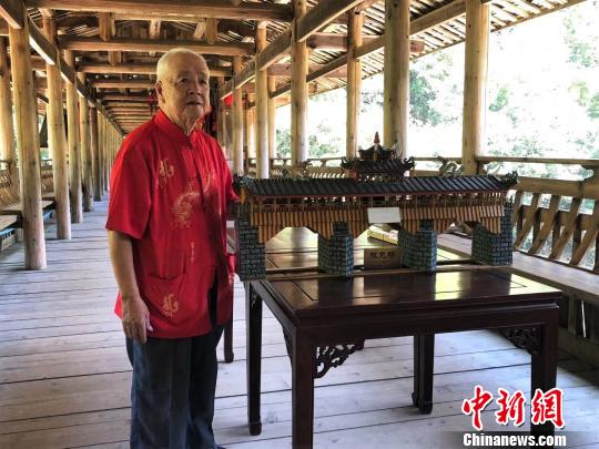 圖為黃春財(cái)展示“雙龍橋”模型,?！∨砝蚍?攝
