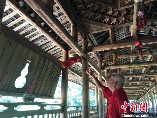圖為黃春財(cái)主持重建的“雙龍橋”，“師傅梁”上還刻寫著他的名字,?！∪~茂 攝