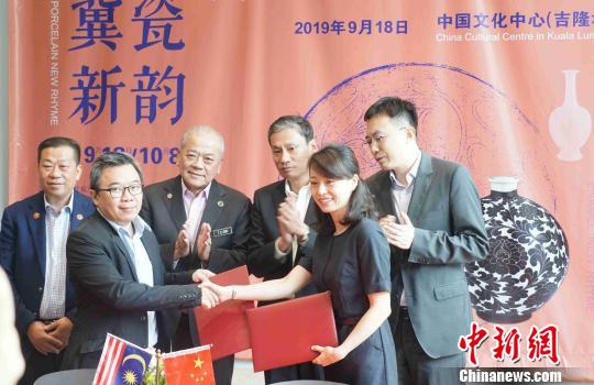 吉隆坡中國(guó)文化中心和馬來(lái)西亞一帶一路委員會(huì)簽署合作協(xié)議,。　陳悅 攝