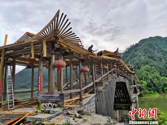 木拱廊橋不用一釘一鉚,，全用榫頭連接。受訪者提供