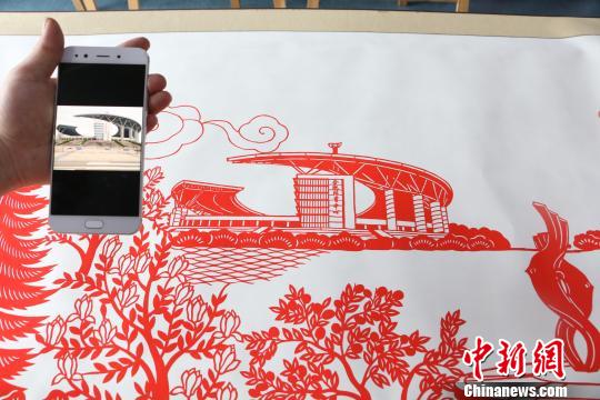 圖為剪紙作品與照片的對比圖?！∠默?攝