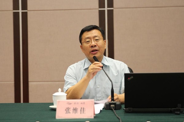 民盟中央委員,、民盟海淀區(qū)委主委張維佳帶領(lǐng)大家學(xué)習(xí)了《民盟中央關(guān)于開展“不忘合作初心,，繼續(xù)攜手前進(jìn)”主題教育活動(dòng)的決定》、《民盟北京市委關(guān)于進(jìn)一步加強(qiáng)思想政治建設(shè)和宣傳工作的意見》等文件精神，提出了“創(chuàng)新形式,，加強(qiáng)理論學(xué)習(xí),。海盟攝影