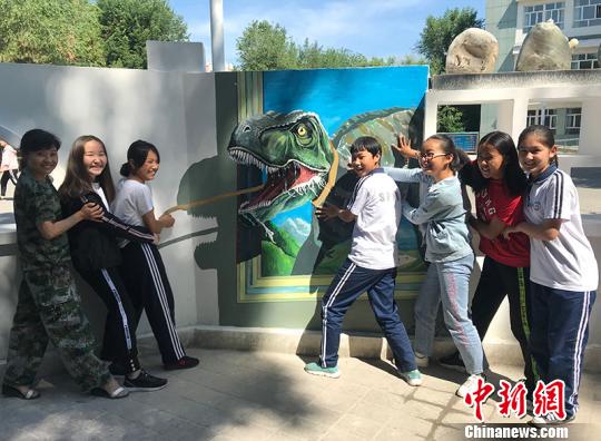 學(xué)生們與恐龍3D彩繪化開心合影,。　周國福 攝