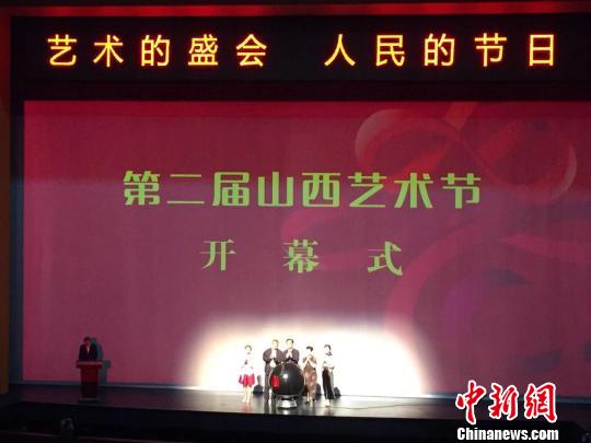 晉劇表演藝術家王愛愛,、書法家趙望進,、群眾廣場舞傳播人吳蓓和中國戲曲少兒小梅花獎獲得者王佳欣與呂巖松共同按下啟動球，啟幕第二屆山西藝術節(jié),。主辦方供圖