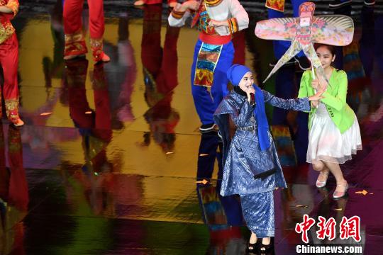圖為馬來裔新生代歌手瑪莎演唱馬來西亞傳統(tǒng)歌謠《月亮風(fēng)箏》?！∮峋?攝