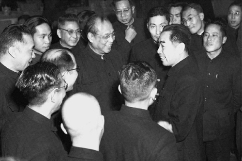 全國政協(xié)二屆一次會(huì)議期間,，時(shí)任全國政協(xié)主席周恩來和政協(xié)委員親切交談,。