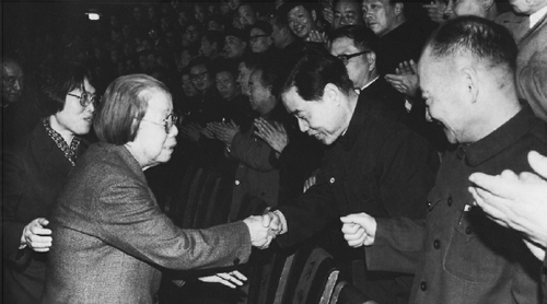 一九八六年二月二十日至二十八日,，全國(guó)政協(xié)召開地方政協(xié)工作座談會(huì),。圖為鄧穎超主席接見出席會(huì)議的政協(xié)負(fù)責(zé)同志,。