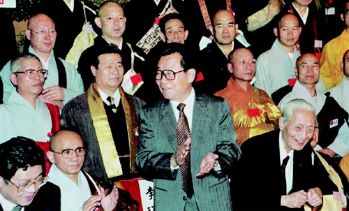 1995年5月22日,，李瑞環(huán)主席在人民大會(huì)堂與出席中國(guó),、韓國(guó),、日本佛教友好交流會(huì)議的代表合影,。  新華社發(fā)
