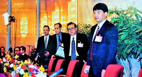 二○○○年三月七日,，全國(guó)政協(xié)九屆三次會(huì)議舉行記者招待會(huì),，朱培康、韓應(yīng)選,、陳宗興,、劉永好四位委員就西部大開(kāi)發(fā)問(wèn)題答記者問(wèn)。    本報(bào)記者  姜貴東  攝