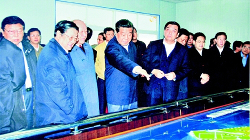 賈慶林主席率調(diào)研組視察唐山曹妃甸工業(yè)區(qū),。    新華社發(fā)