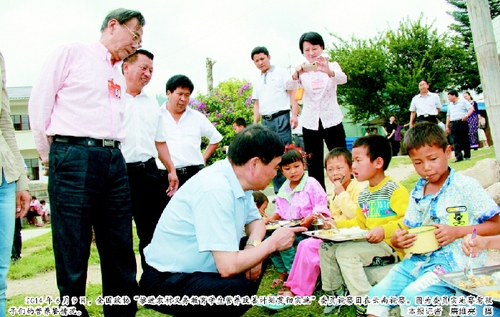 2014年6月9日,，全國(guó)政協(xié)“推進(jìn)農(nóng)村義務(wù)教育學(xué)生營(yíng)養(yǎng)改善計(jì)劃貫徹實(shí)施”委員視察團(tuán)在云南視察,。圖為委員實(shí)地察看孩子們的營(yíng)養(yǎng)餐情況。  本報(bào)記者 廉維亮 攝