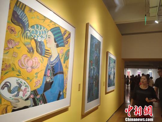 市民觀看展覽,。　唐小晴 攝