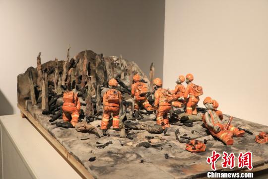9月20日,，第十三屆全國美術作品展覽陶藝作品展作品《逆行者》,。　李韻涵 攝