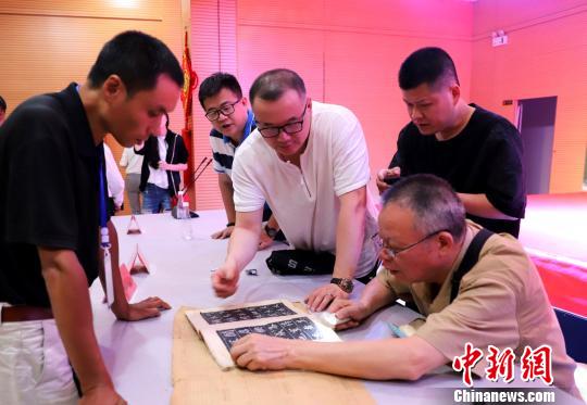 圖為專家鑒寶,。　王詩(shī)琦 攝