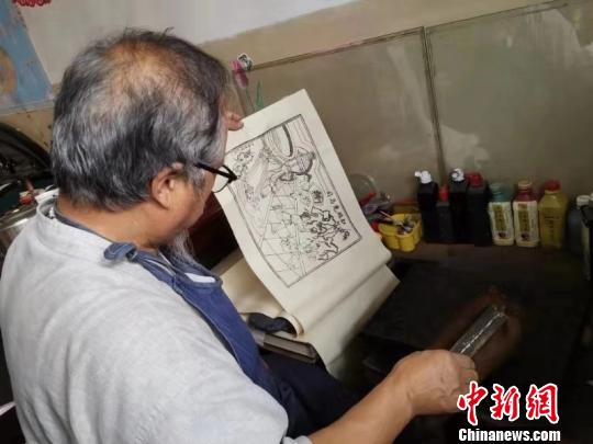 18歲那年,，山西絳州木版年畫傳承人吳百鎖第一次接觸絳州木版年畫，便被它古樸的線條和厚重的色彩所吸引,?！钆迮?攝