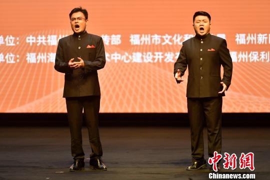 來自福州大學(xué)以及福州大司樂府的三位老師,，李毅、羅希,、龍沛,，演唱《我愛你中國》?！蚊?攝