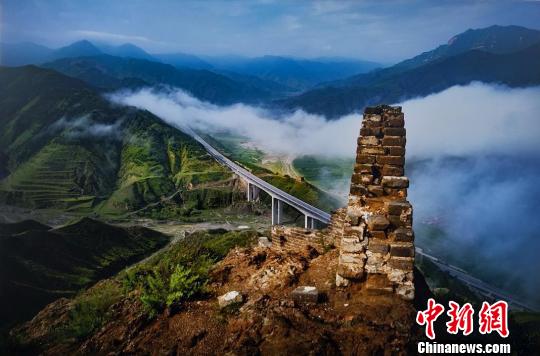 楊建民介紹,，這幅作品的取景地點(diǎn)是白草口長(zhǎng)城,，也叫猴兒嶺長(zhǎng)城。為了拍攝這張照片,，他已經(jīng)數(shù)不清自己究竟去了多少次,，有時(shí)候時(shí)間趕不上，有時(shí)候去了找不到感覺(jué),，只能無(wú)功而返,。　吳瓊 攝
