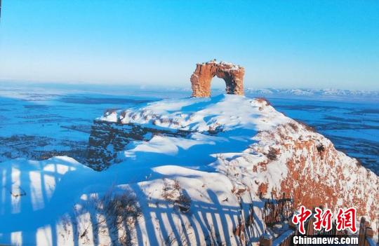 楊建民拍攝的冬日雪后白雪皚皚的長(zhǎng)城,?！黔?攝