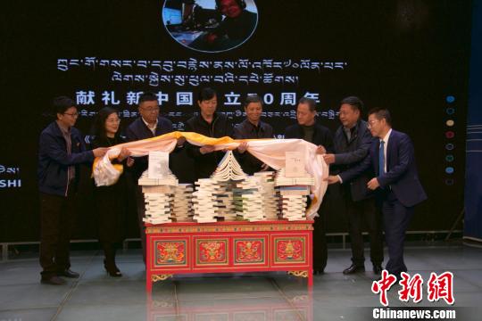 圖為藏語廣播《拉加扎西訪談錄》發(fā)布現(xiàn)場(chǎng)啟封儀式,。　多太 攝