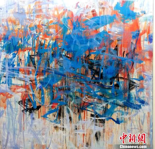 展出的俞曉剛作品之一?！罘?攝