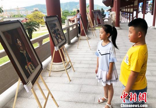 圖為市民參觀油畫作品展?！×珠派?攝