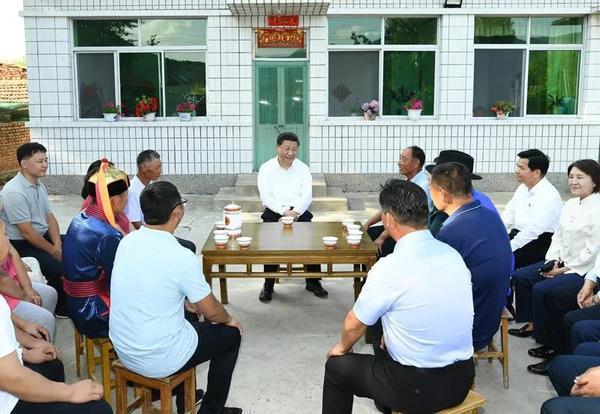 2019年7月15日下午,，習(xí)近平在內(nèi)蒙古赤峰市喀喇沁旗河南街道馬鞍山村村民張國(guó)利家，同基層干部群眾代表座談交流,。