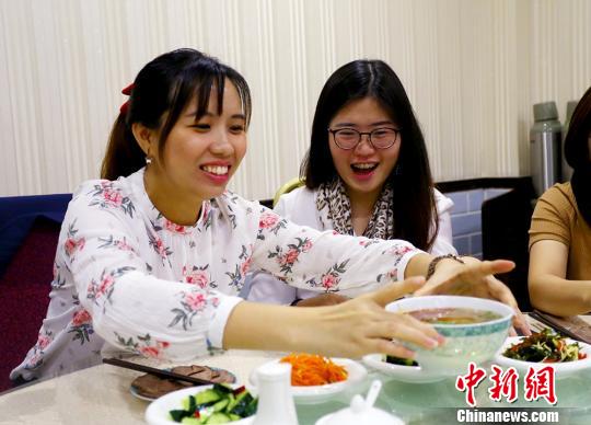 馬來西亞的華青品嘗蘭州牛肉面,?！「哒?攝