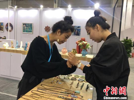 圖為日本展館受游客關(guān)注?！埇| 攝