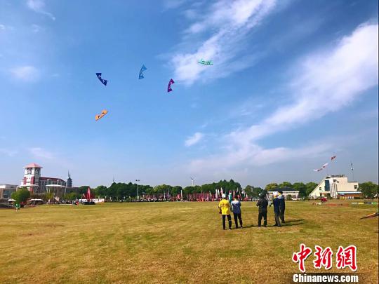 第22屆旅游風(fēng)箏會(huì)吸引國(guó)內(nèi)外愛(ài)好者參與,。　王子濤 攝