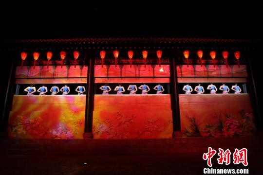 在內(nèi)容呈現(xiàn)上,，《又見(jiàn)平遙》展示了對(duì)中華文化核心價(jià)值的傳承；在理念呈現(xiàn)上,，《又見(jiàn)平遙》則體現(xiàn)了傳統(tǒng)晉商沿襲至今的一種誠(chéng)信佳話和文化自信,?！队忠?jiàn)平遙》劇照 主辦方提供