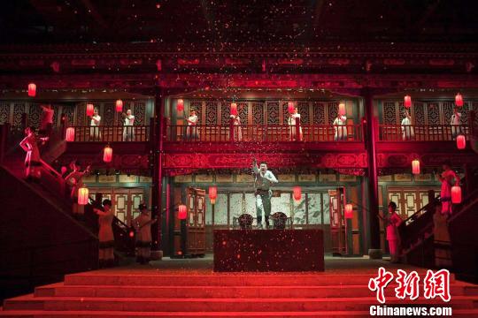 作為一臺(tái)高品質(zhì)的演藝劇目,，《又見(jiàn)平遙》從一開(kāi)始緊緊鎖定來(lái)平、來(lái)晉游客，構(gòu)建游客品牌接觸點(diǎn),，以創(chuàng)新的“全民營(yíng)銷”模式,，建立品牌與游客的渠道，短期內(nèi)便找到了適應(yīng)這一演藝項(xiàng)目的品牌發(fā)展之路,?！队忠?jiàn)平遙》劇照 主辦方提供