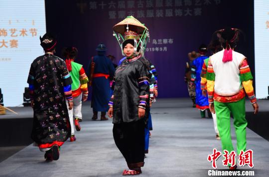 圖為云南喀卓蒙古族參賽隊T臺秀,。　張瑋 攝
