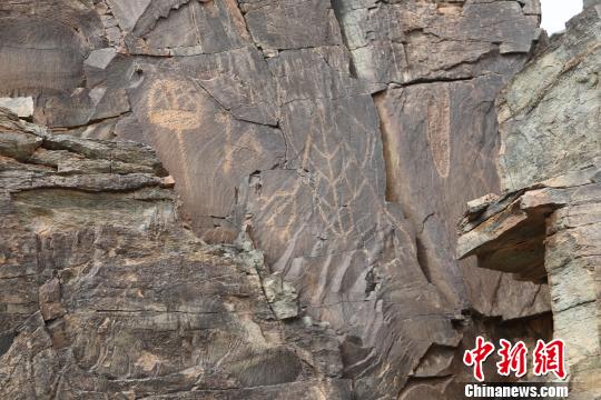 圖為考古人員發(fā)現(xiàn)的巖畫(huà),?！±顏喣?攝