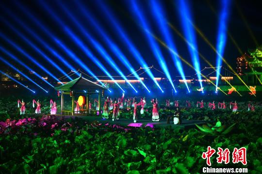 圖為光影秀現(xiàn)場(chǎng),。　呂明 攝