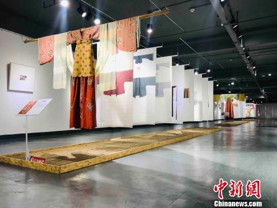 展覽現(xiàn)場展出的展品?！⌒煨■?攝