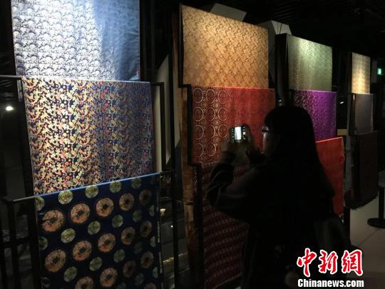 圖為觀眾正在看展,。　岳依桐 攝