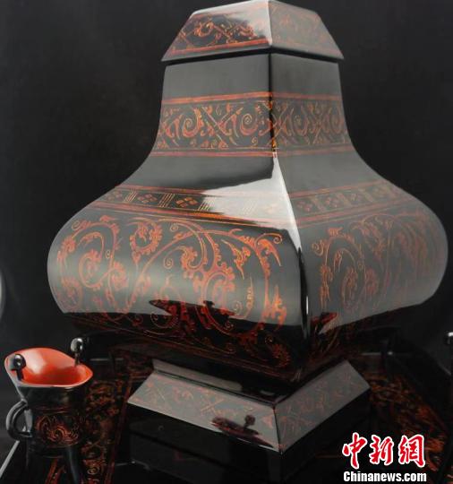 圖為漆器“雕漆隱花云氣紋漆鈁”,。成都博物館供圖