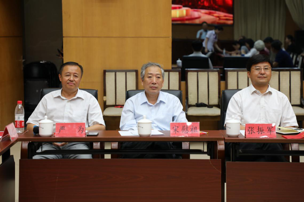 民盟北京市委專職副主委宋慰祖（中）,，民盟北京市委副主委張振軍（右）、民盟北京市委秘書長嚴(yán)為（左）出席發(fā)布會(huì),。民朝 攝影