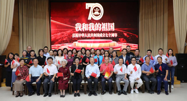 民盟北京市委與會(huì)領(lǐng)導(dǎo)表示,，民盟北京市朝陽區(qū)委是一個(gè)團(tuán)結(jié)、奮斗,、有為的大集體,。民朝 攝影