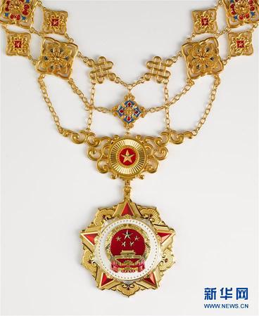經(jīng)中共中央批準(zhǔn),，中華人民共和國國家勛章和國家榮譽(yù)稱號頒授儀式將于9月29日上午10時(shí)在北京人民大會堂隆重舉行,。 這是“共和國勛章”,。 新華社發(fā) 圖片來源：新華網(wǎng)