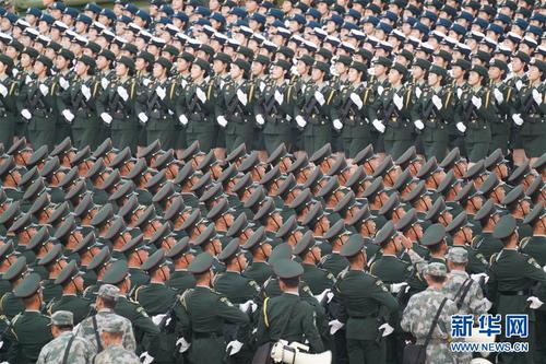 1 受閱官兵在閱兵訓(xùn)練場進行訓(xùn)練（9月11日攝）,。 慶祝新中國成立70周年閱兵舉行在即，記者日前在閱兵訓(xùn)練場采訪了解到,，閱兵訓(xùn)練有條不紊推進,，各項準備工作進展順利。 新華社記者 李剛 攝