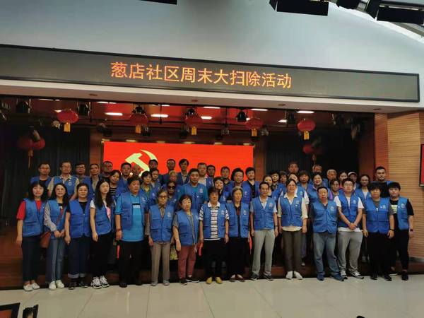 黨員干部與社區(qū)志愿者,、居民群眾合唱愛(ài)國(guó)歌曲